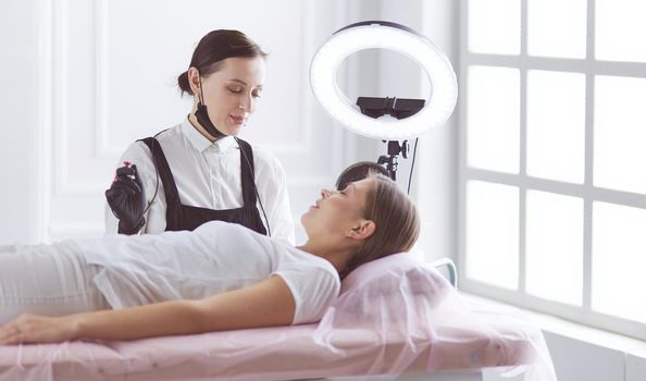 Mikrobleyding eyebrows workflow in a beauty salon.