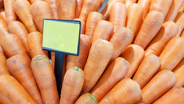 Carrots were placed on shelves with yellow price tags. to tell the price of the sale