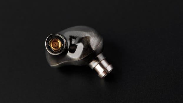 Audiophile in-ear earphone with MMCX connector. high quality sound. professional sound.