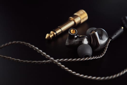 Audiophile in-ear earphone with MMCX connector. high quality sound. professional sound.
