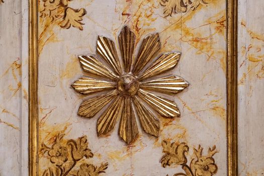 Wooden daisy flower carved in gold color