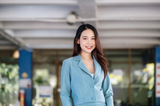 female entrepreneur showing a happy smiling face