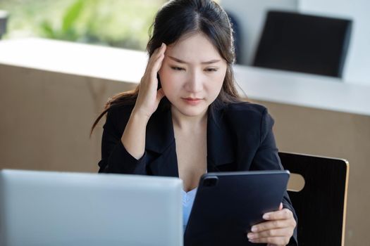 Concept Burnout Syndrome. Business Woman feels uncomfortable working. Which is caused by stress, accumulated from unsuccessful work And less resting body. Consult a specialist psychiatrist