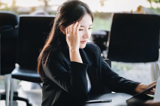 Concept Burnout Syndrome. Business Woman feels uncomfortable working. Which is caused by stress, accumulated from unsuccessful work And less resting body. Consult a specialist psychiatrist