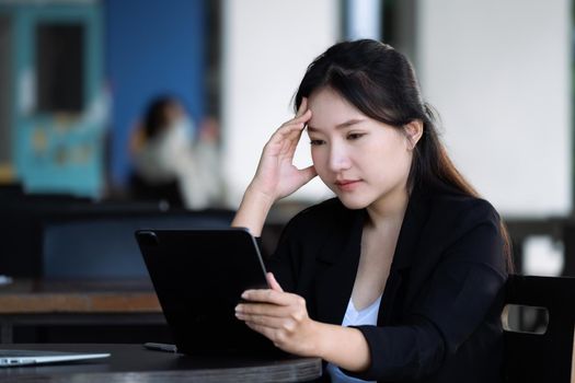 Concept Burnout Syndrome. Business Woman feels uncomfortable working. Which is caused by stress, accumulated from unsuccessful work And less resting body. Consult a specialist psychiatrist