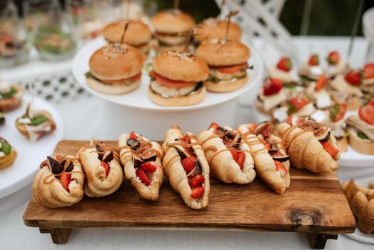 welcome buffet with alcohol and snacks, sandwiches, cupcakes