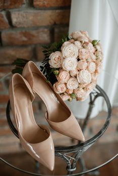 bridesmaid shoes with aksessuarami stand on a brown table