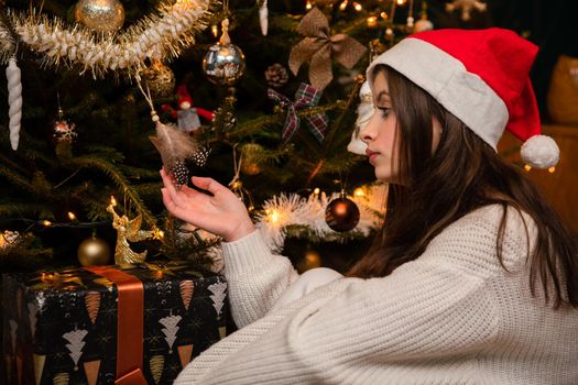 A young woman recalls the sad events of her life. Christmas is beautiful but sad when alone.