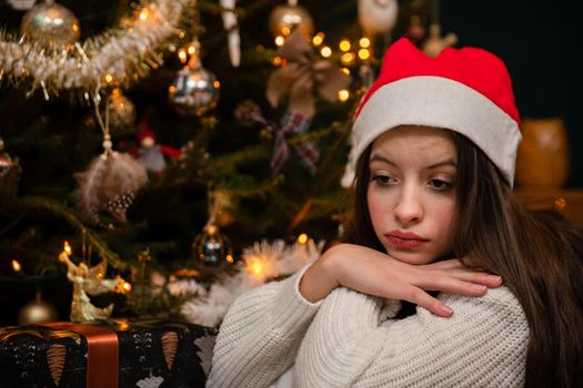 A young woman recalls the sad events of her life. Christmas is beautiful but sad when alone.