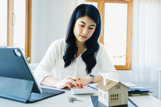 Entrepreneurs, business owners, accountants, real estate agents, Portrait of asian women who use the home buying budget calculator to calculate their financial risks