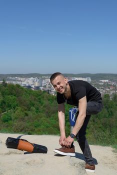 a man on a prosthetic leg travels the mountains. Dressed in black jeans and a T-shirt