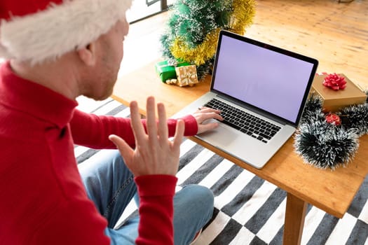 Albino african american man wearing santa hat making video call on laptop with copy space. christmas, festivity and communication technology festivity and communication technology.