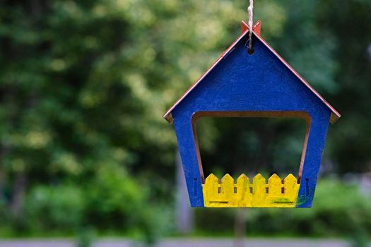 bird feeder in the city park. general plan