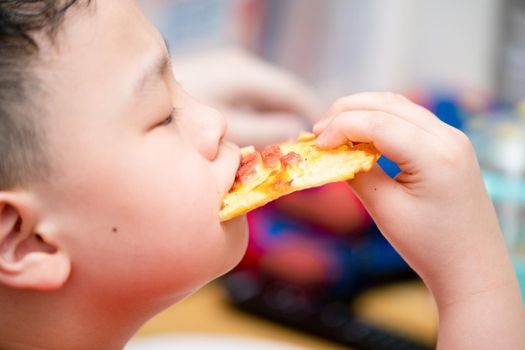 chikd eats pizza with happy