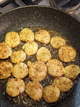 Fried scallops with butter and garlic sauce