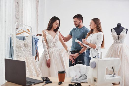 Sleeves is perfect. The process of fitting the dress in the studio of hand crafted clothes.