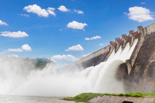 The dam Khun Dan Prakarn Chon is a dam with hydroelectric power plant and irrigation and flood protection in the district of Nakhon Nayok Province , Thailand