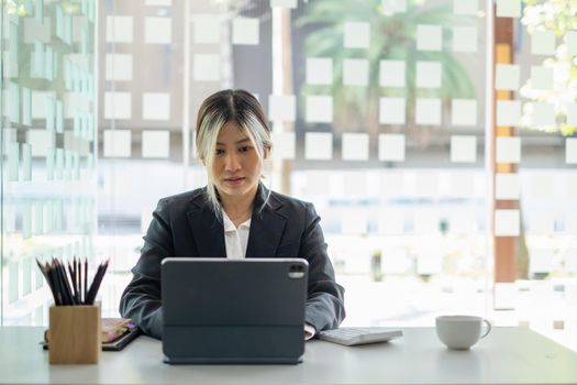Beautiful asian woman using video call application. blogger, video conference, comfortable usage concept