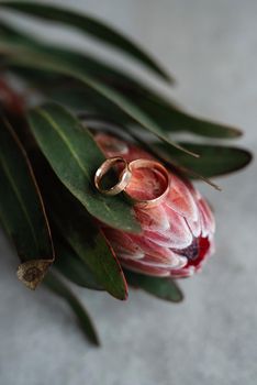 elegant wedding decorations made of natural flowers