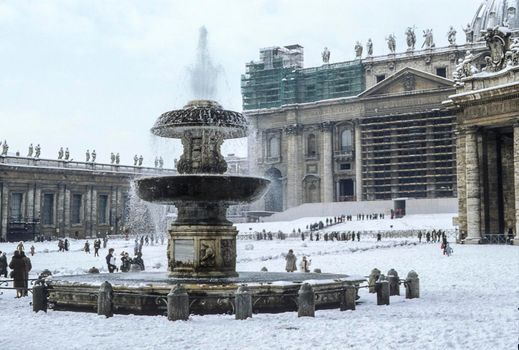 old picture (1985) of unusual snowfall in Rome - St. Peter's Square - Vatican - Rome - Lazio - Italy