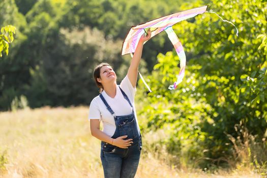 A pregnant woman runs into the sky kite