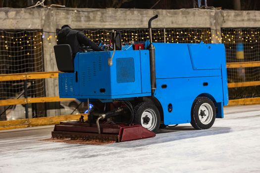 machine levels the ice after skating