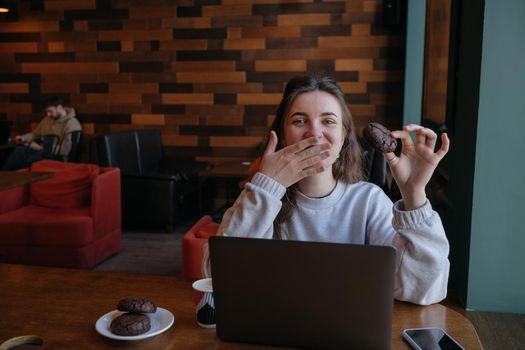 freelance woman happy working in a cafe remotely brunette