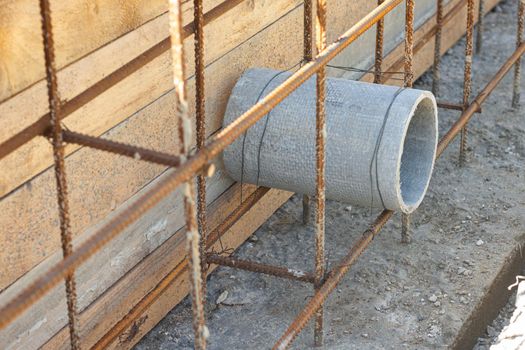 Sleeve for the withdrawal of communications during the construction of a strip foundation a