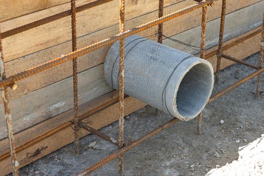 Sleeve for the withdrawal of communications from an asbestos pipe during the construction of a strip foundation a