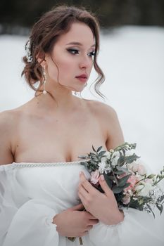 Portrait of the bride holding a bouquet.