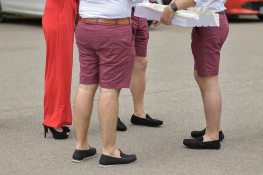 Wedding witnesses in the same clothes