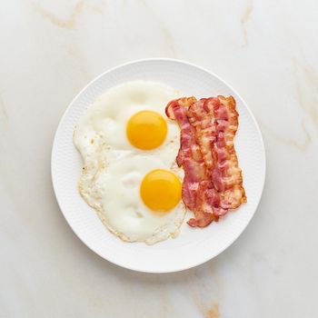 fried eggs with bacon, foodmap ketogenic keto diet, top view