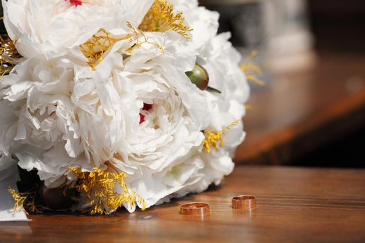 Wedding bouquet with wedding rings