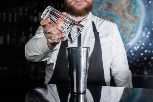 Professional Bartender Hand Covers Glass Glass Tool for Mixing and Making Alcoholic Cocktails Metal Shaker.