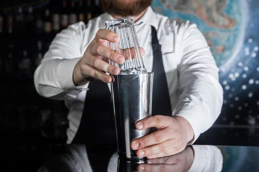 Professional Bartender Hand Covers Glass Glass Tool for Mixing and Making Alcoholic Cocktails Metal Shaker.