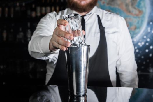 Professional Bartender Hand Covers Glass Glass Tool for Mixing and Making Alcoholic Cocktails Metal Shaker.