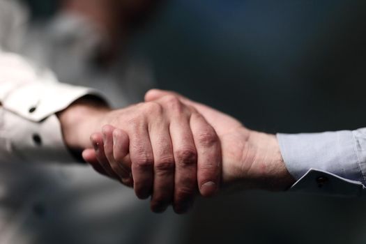 close up.confident handshake of business people. the concept of cooperation