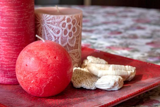 decoration with red candles an corals on the table