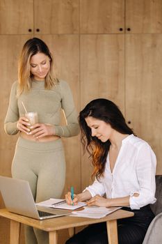 a girl after fitness classes discusses her healthy diet with a nutritionist.