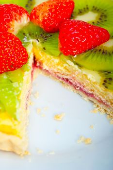 kiwi and strawberry pie tart with lemon custard cream and spices