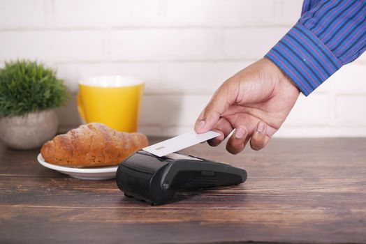 Payment terminal charging from a card, contactless payment