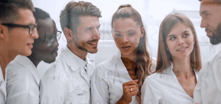 group of laboratory scientists discussing their research in the laboratory.