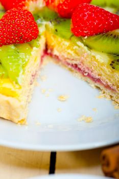 kiwi and strawberry pie tart with lemon custard cream and spices