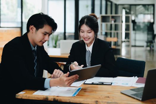 Business People Meeting to analyse and discuss and brainstorming the financial report chart data in office Financial advisor teamwork and accounting concept.