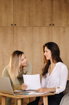 a girl after fitness classes discusses her healthy diet with a nutritionist.