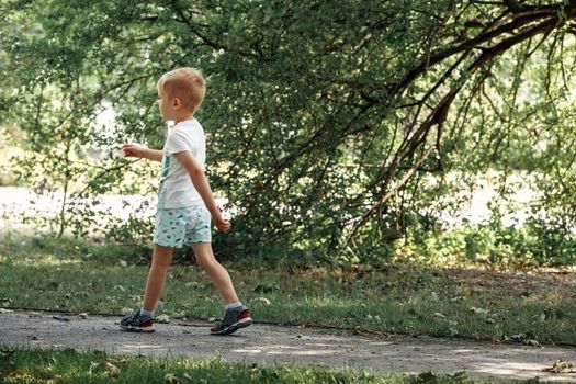 A lonely little boy walks in the park, he can get lost.