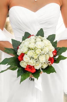 bride with bouquet of roses in hand during the wedding day