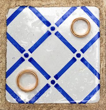 golden rings with geometric patterns photographed from above, wedding reportage