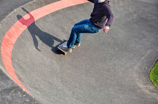 high-speed skater in snakerun track, spot reportage