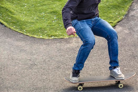 high-speed skater in snakerun track, spot reportage